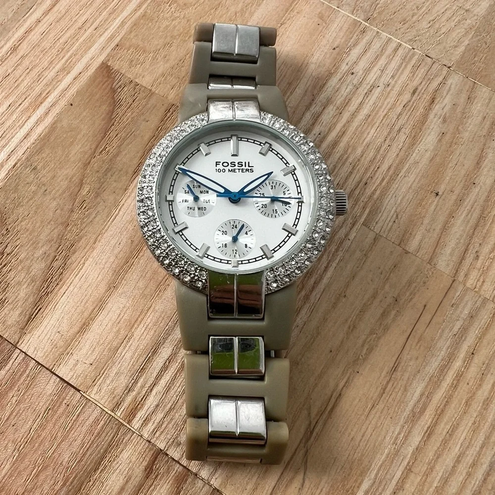 Fossil blue ladies silver tone crystal accented sporty watch NEW BATTERY